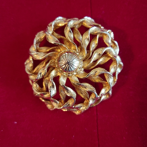 Hattie Carnegie Goldtone Brooch - Picture 1 of 5
